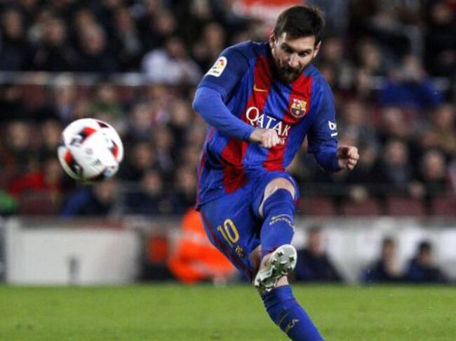 Messi chuta para hacer su gol de libre directo ante el Athletic.