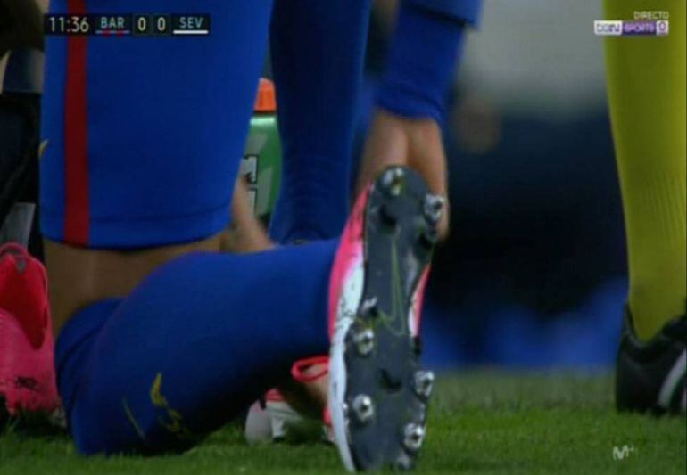 El cambio de botas del jugador del Barça durante el encuentro