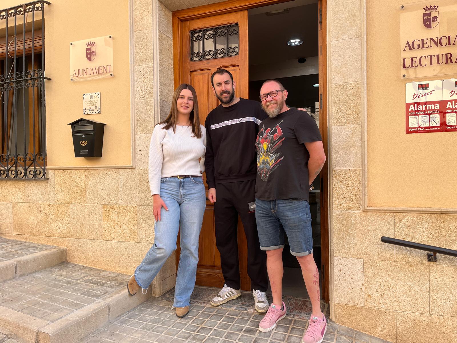 Tres de los cuatro concejales de la oposición a las puertas del Ayuntamiento de L'Alqueria d'Asnar