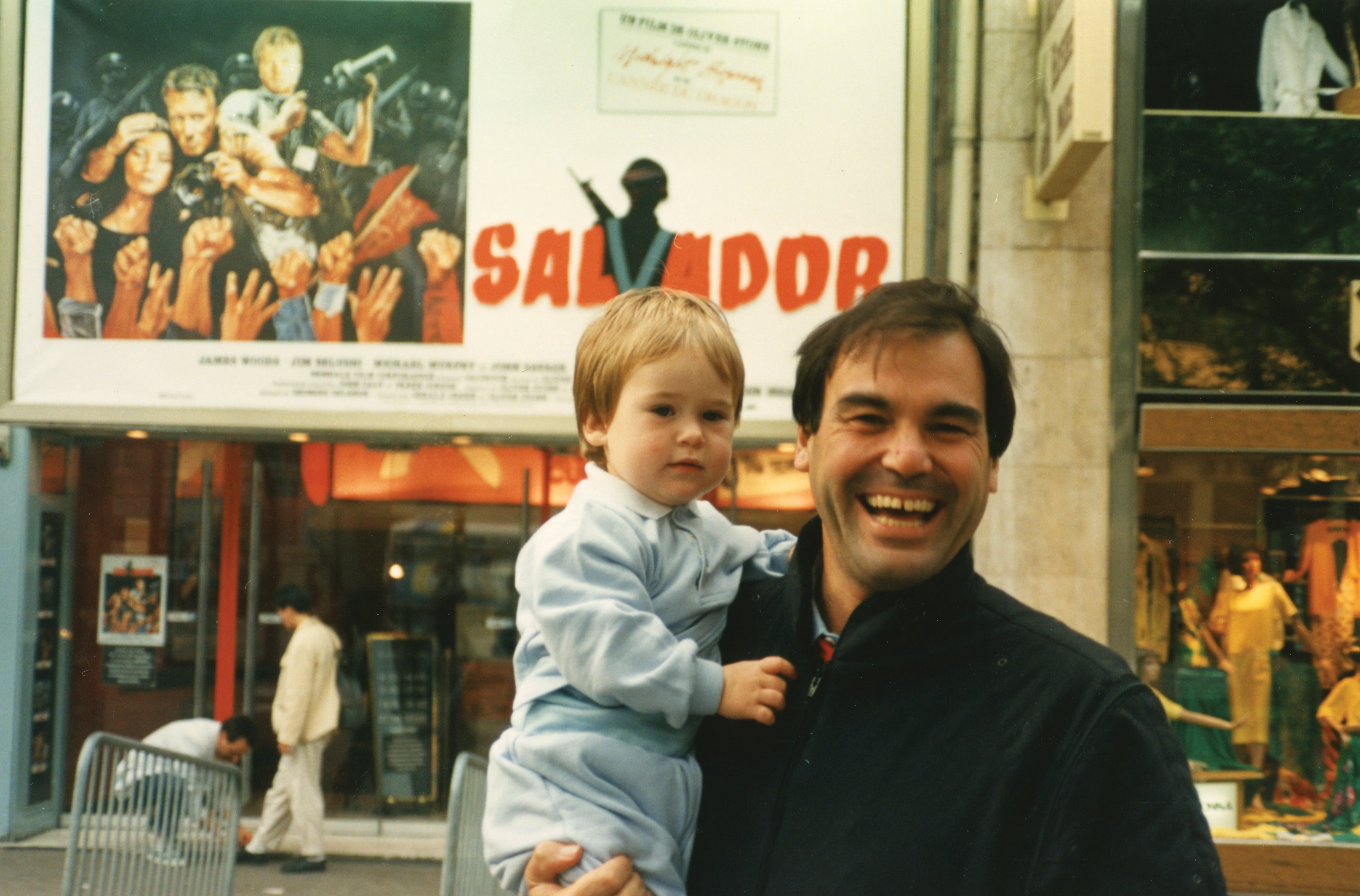 Oliver Stone con su hijo en 1985 en el estreno de &#039;Salvador&#039;, su primera película