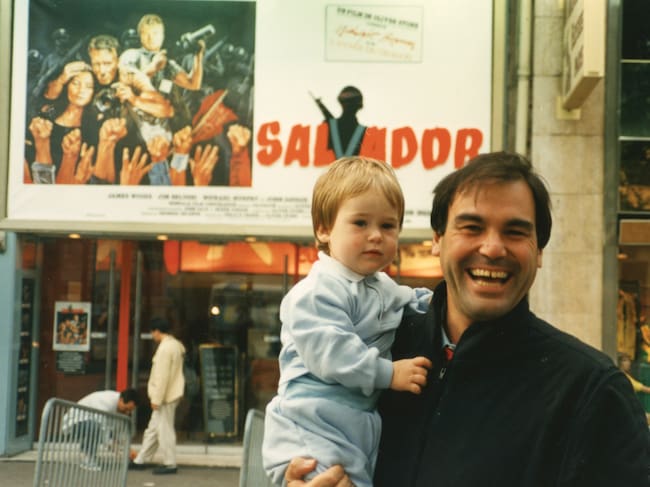 Oliver Stone con su hijo en 1985 en el estreno de 'Salvador', su primera película