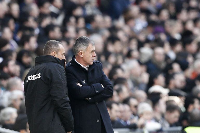 Lucas Alcaraz conversa con un ayudante durante el encuentro ante el Real Madrid