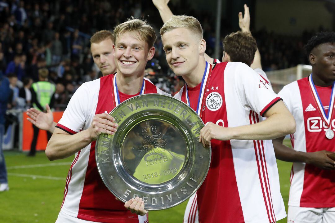 De Jong y Van de Beek celebrando el título