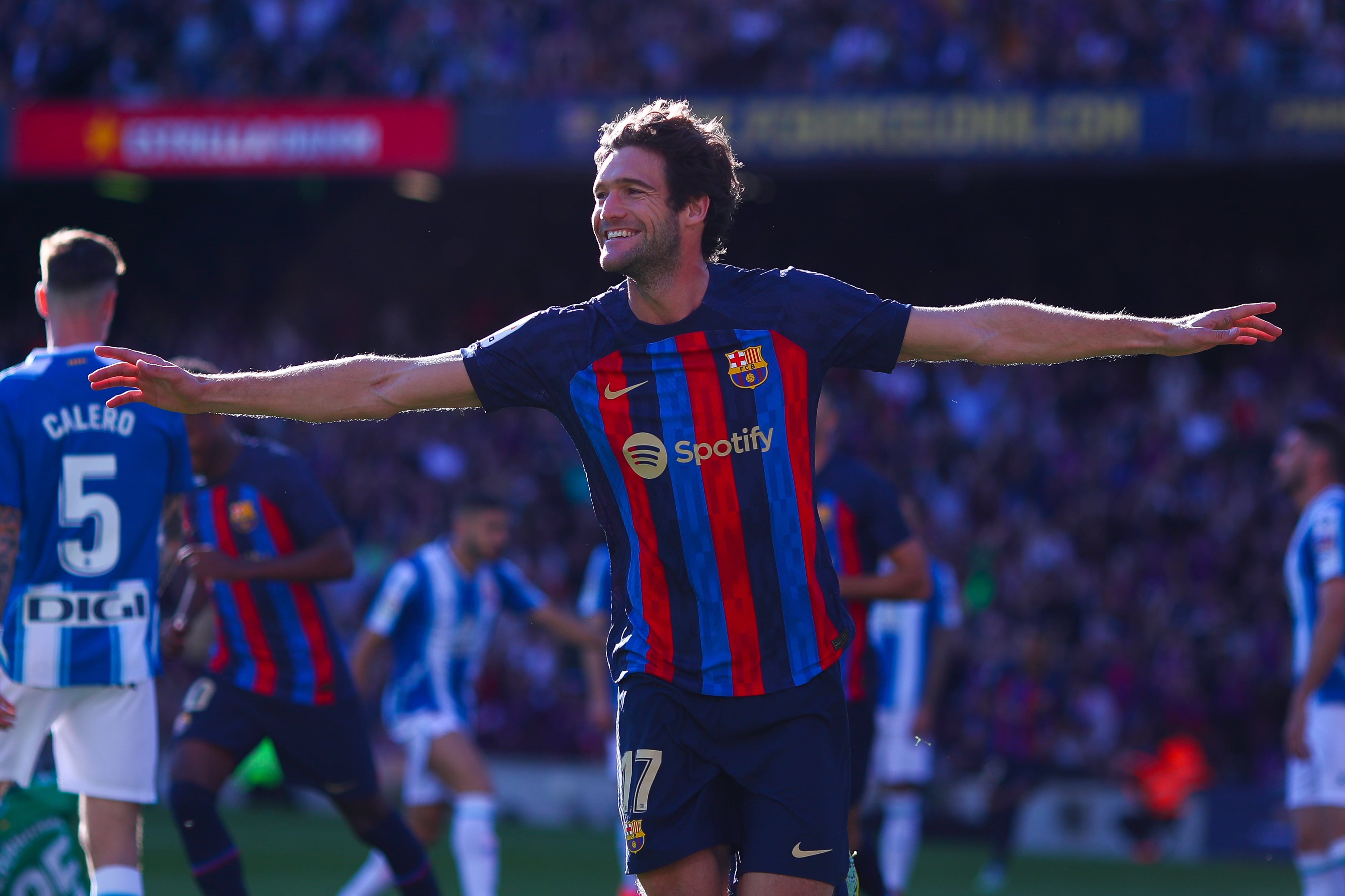 Marcos Alonso, durante el derbi catalán frente al RCD Espanyol disputado esta temporada. (Photo by Eric Alonso/Getty Images)