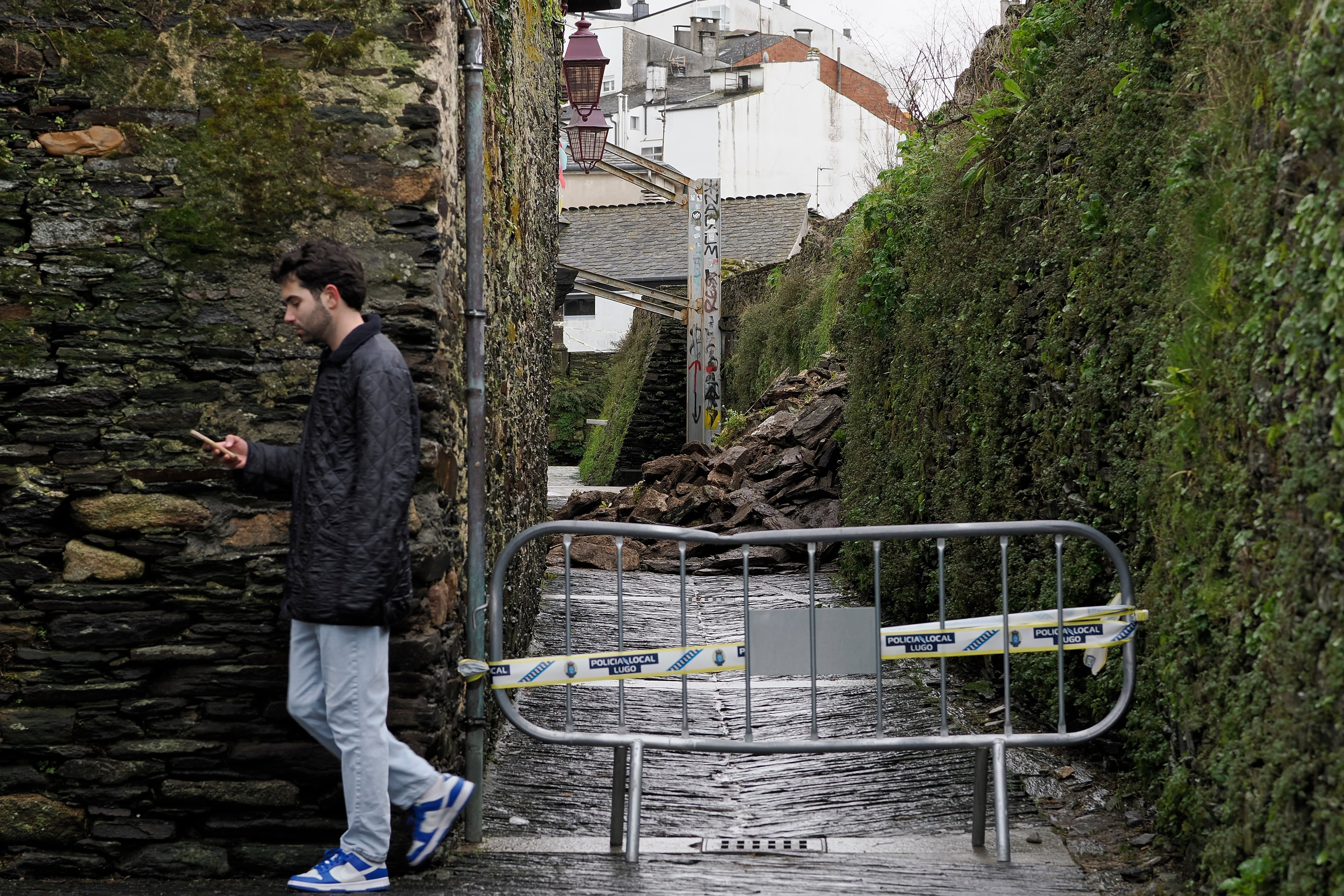 LUGO, 08/02/2026.-Vista de la sección de la Muralla de Lugo derrumbada tras las copiosas precipitaciones de los últimos días. EFE/ Eliseo Trigo