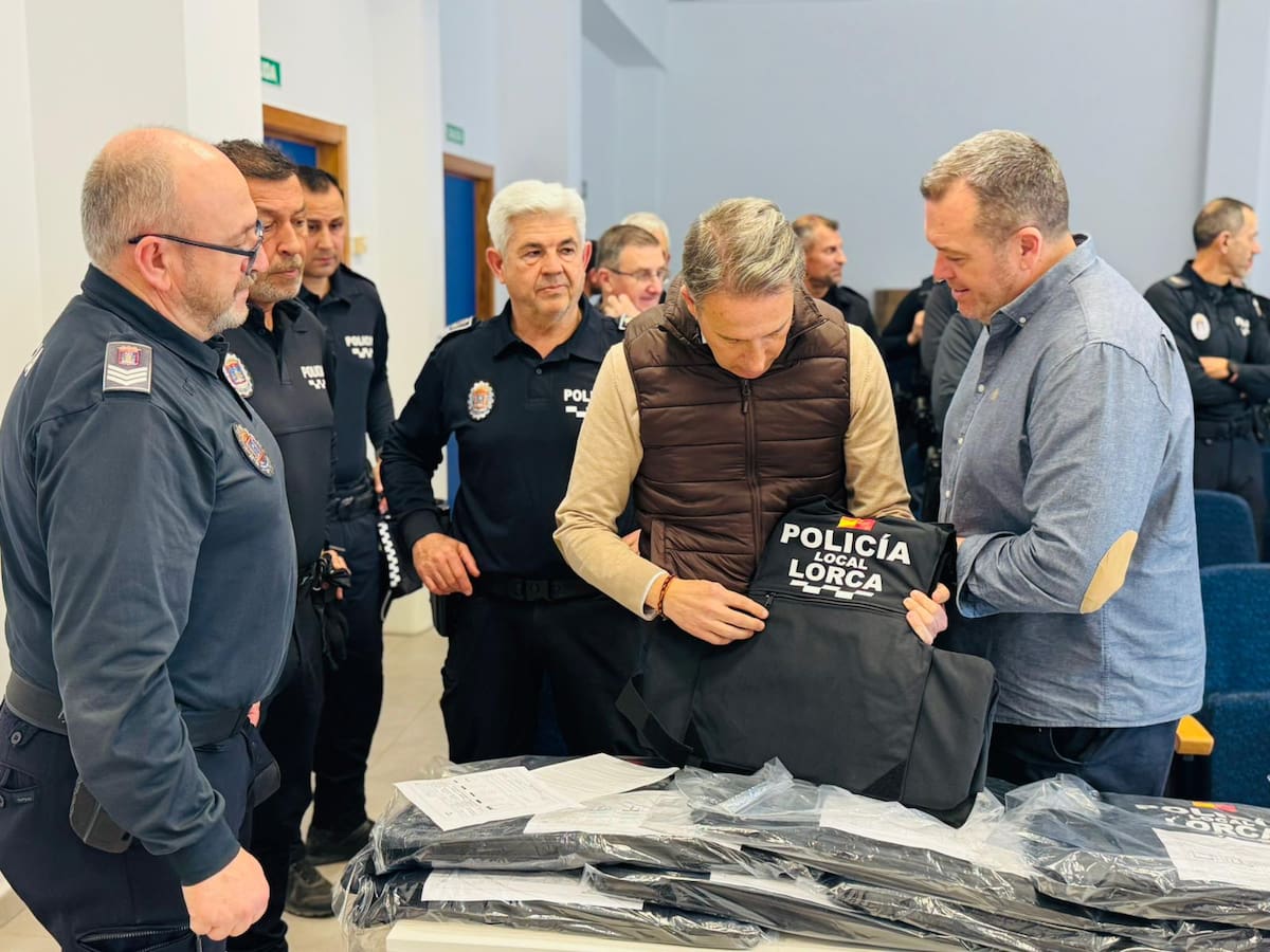 Agentes de la Policía Local de Lorca estrenan 123 chalecos antibalas