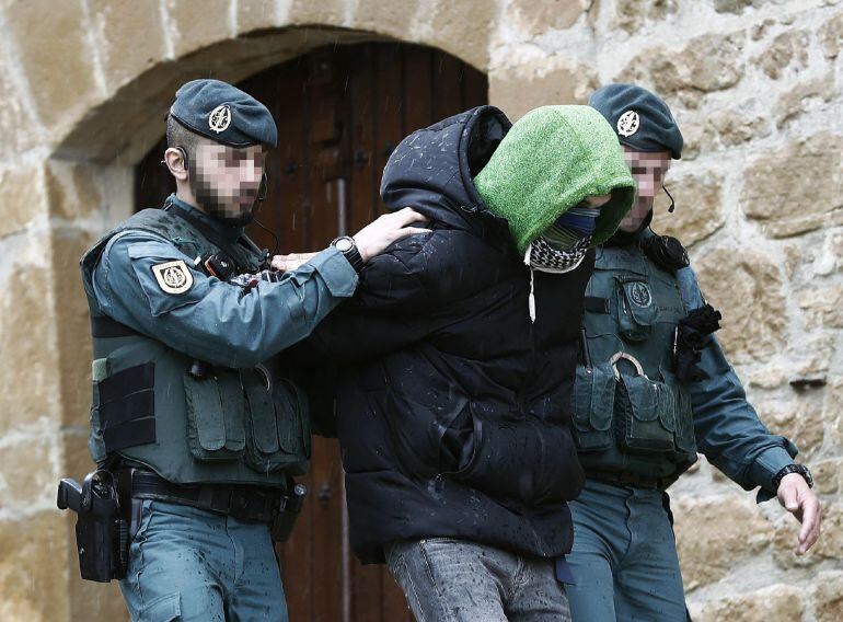 La Guardia Civil ha detenido en San Martín de Unx (Navarra) a un joven de 27 años de nacionalidad española y converso al islam por autoadoctrinamiento del terrorismo yihadista y que estaba preparado para pasar a la acción en solitario en España.