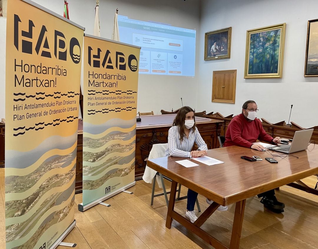 El alcalde, Txomin Sagarzazu y la concejala de Atención Ciudadana, María Serrano en la rueda de prensa 