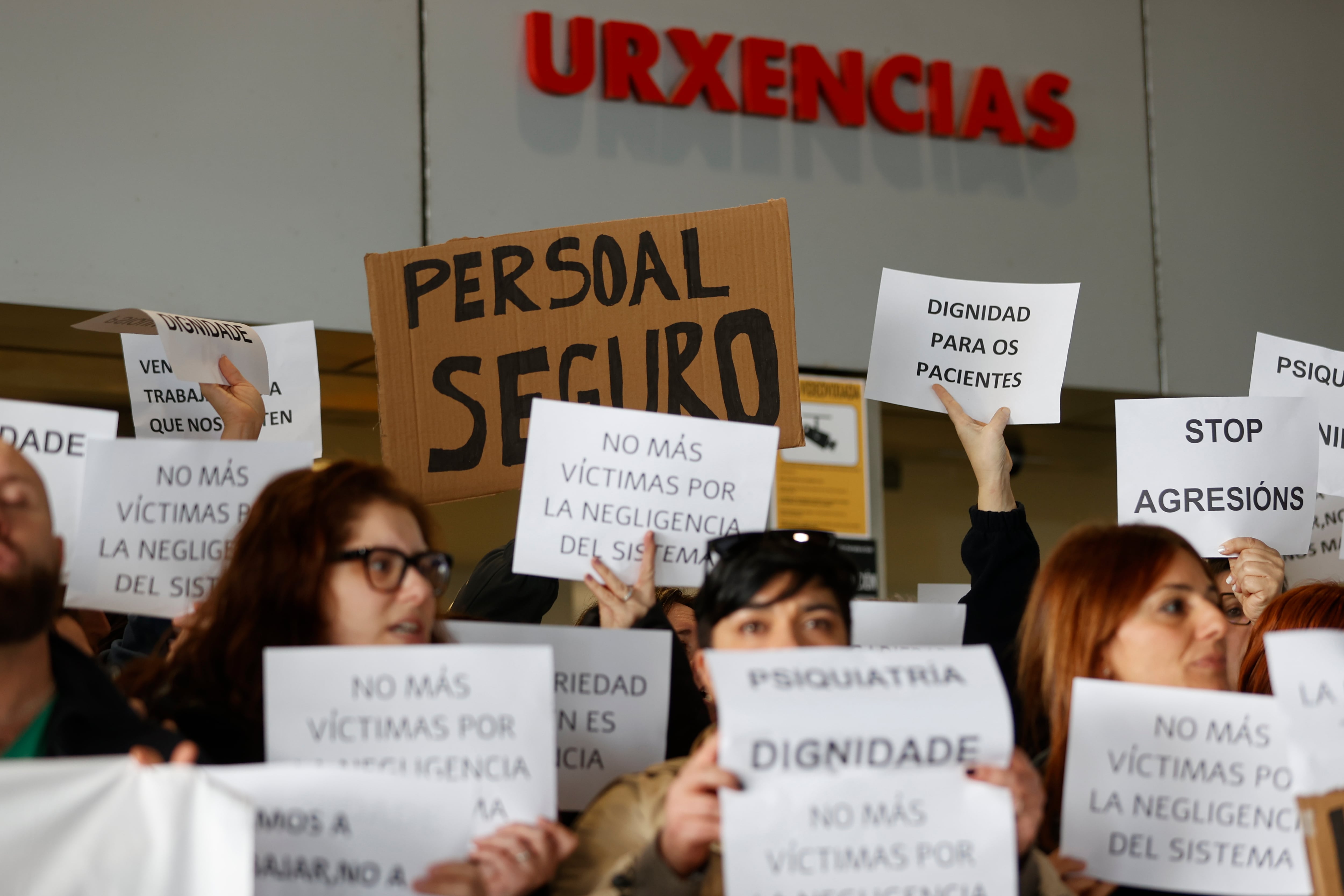 A CORUÑA (ESPAÑA), 04/02/2025.- Concentración este martes del personal sanitario del Complejo Hospitalario Universitario de A Coruña (CHUAC), en rechazo a la agresión sufrida por dos miembros del equipo de urgencias en el ejercicio de su labor asistencial, en la que un enfermero ha sido apuñalado y un vigilante de seguridad resultó herido. EFE/Cabalar
