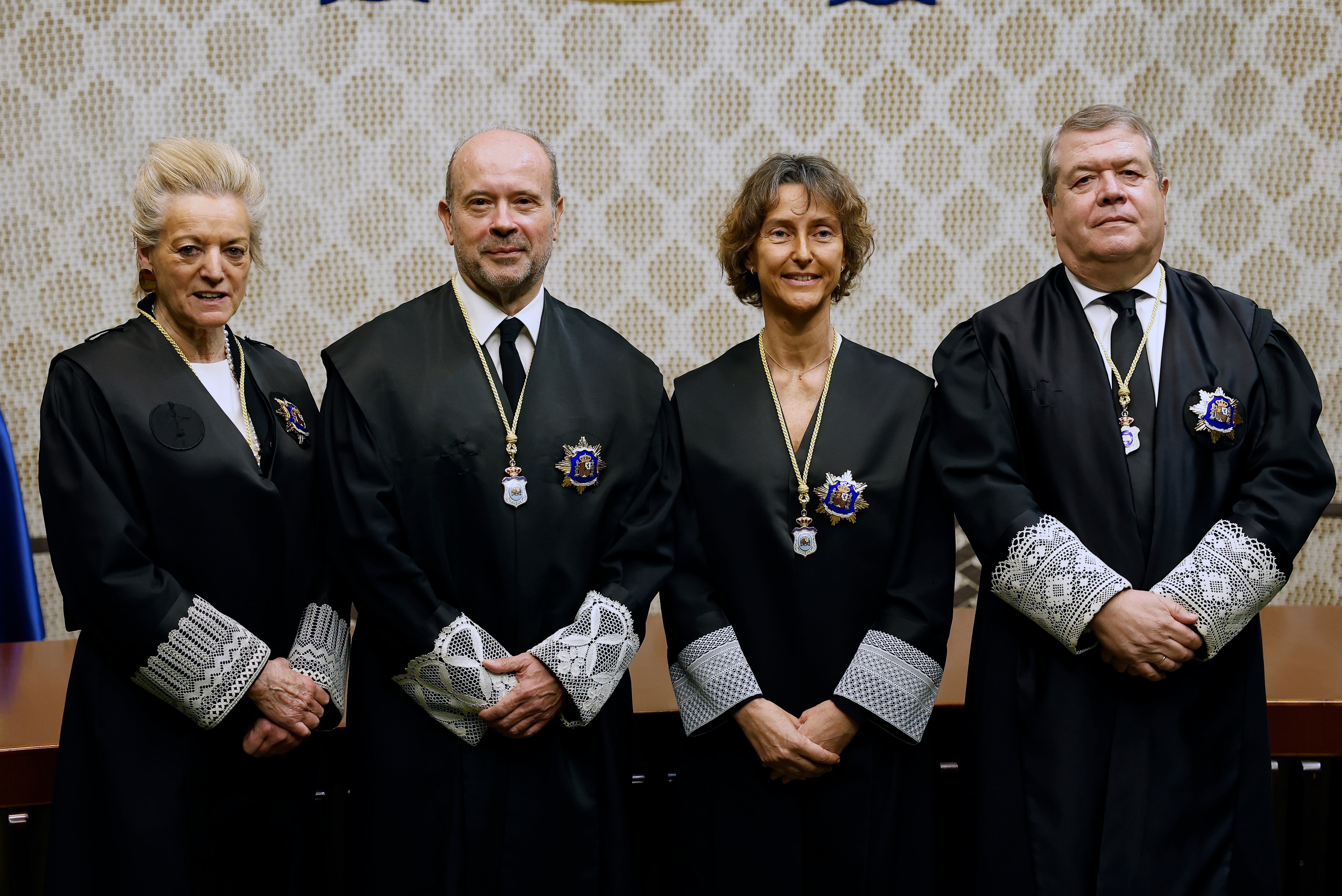 María Luisa Segoviano (i), César Tolosa (d), Juan Carlos Campo (2i) y Laura Díez (2d) durante su toma de posesión como nuevos magistrados del Tribunal Constitucional, este lunes, en Madrid.