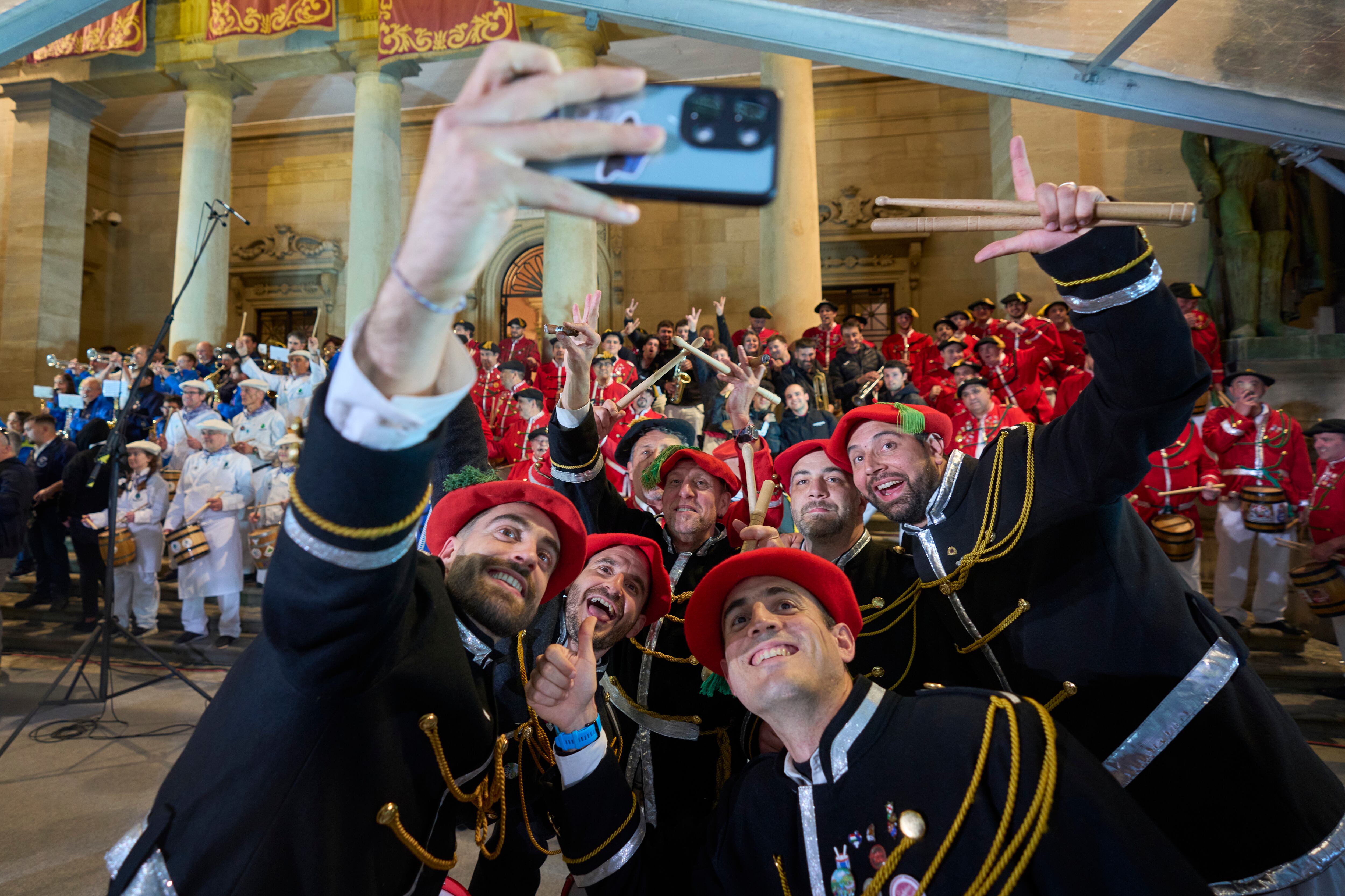 VITORIA, 28/04/2025.- Esta noche de domingo tras la llamada a la fiesta de la retreta del patrón de Álava, San Prudencio, se ha celebrado la tamborrada, donde las sociedades gastronómicas de la ciudad tocan las canciones típicas como la retreta de San Prudencio o Arabako Martxan. EFE/Adrián Ruiz Hierro
