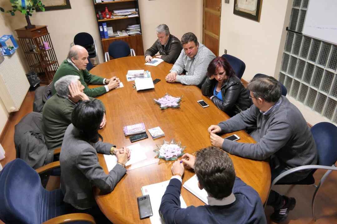 Representantes de las cooperativas, de la asociación Amigos de la Historia y del ayuntamiento