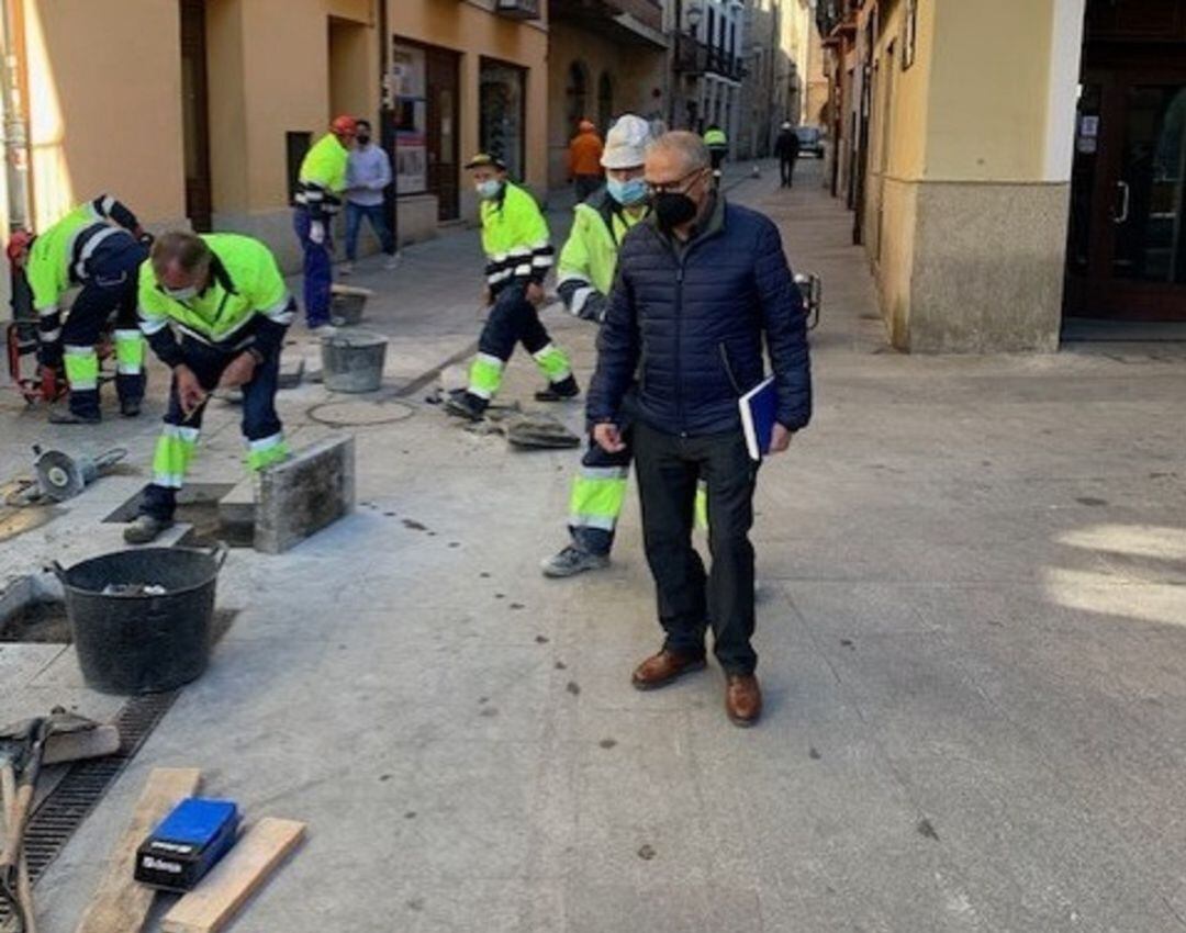 El concejal Manuel de la Fuente revisando unas obras