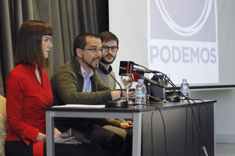 El secretario de Organización de Podemos, Sergio Pascual, acompañado por los responsables del Consejo Ciudadano estatal de Extensión y Círculos, Miguel Bermejo y Lucía Ayala