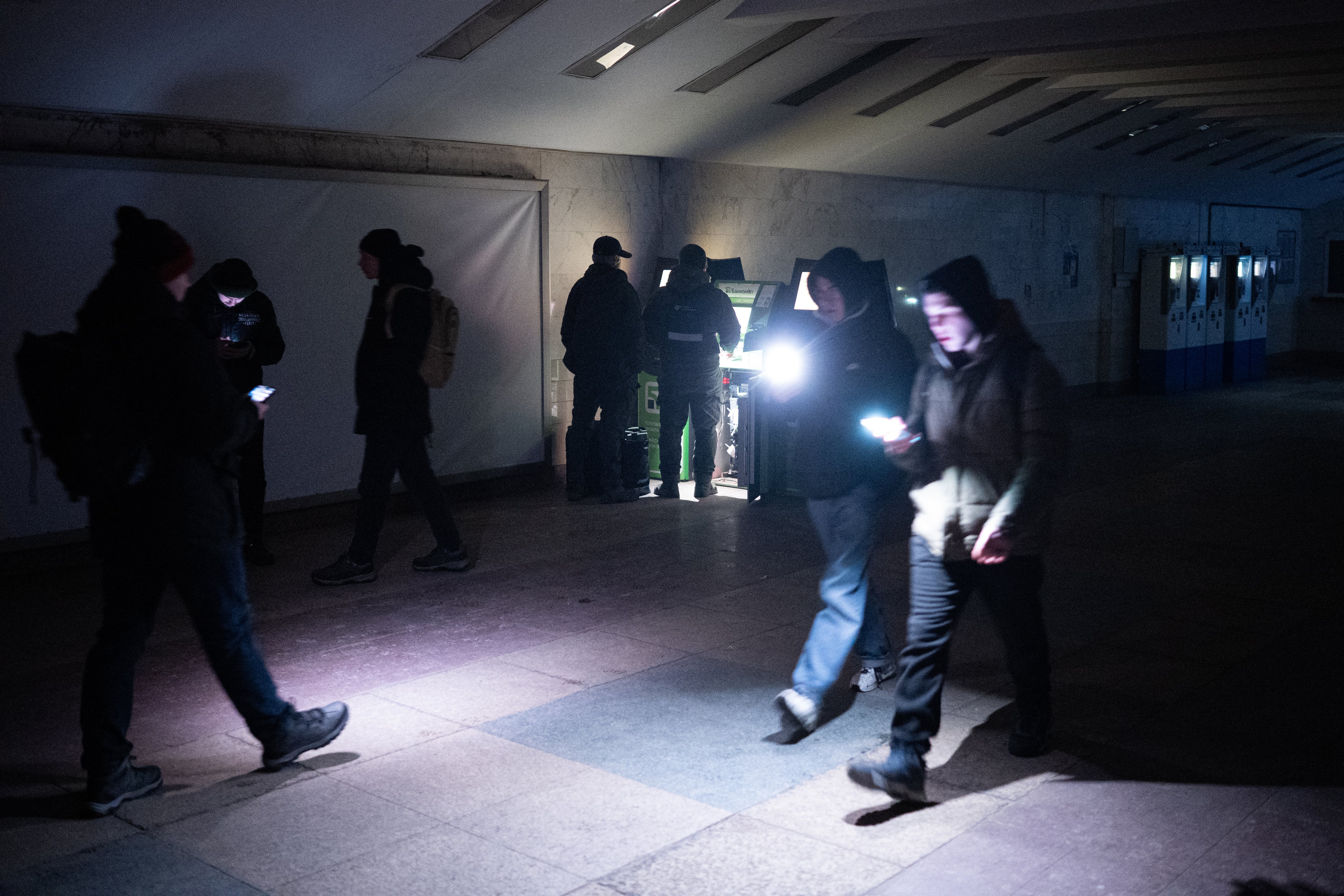 Imágenes de una estación de metro de Kiev tras el gran apagón en Ucrania