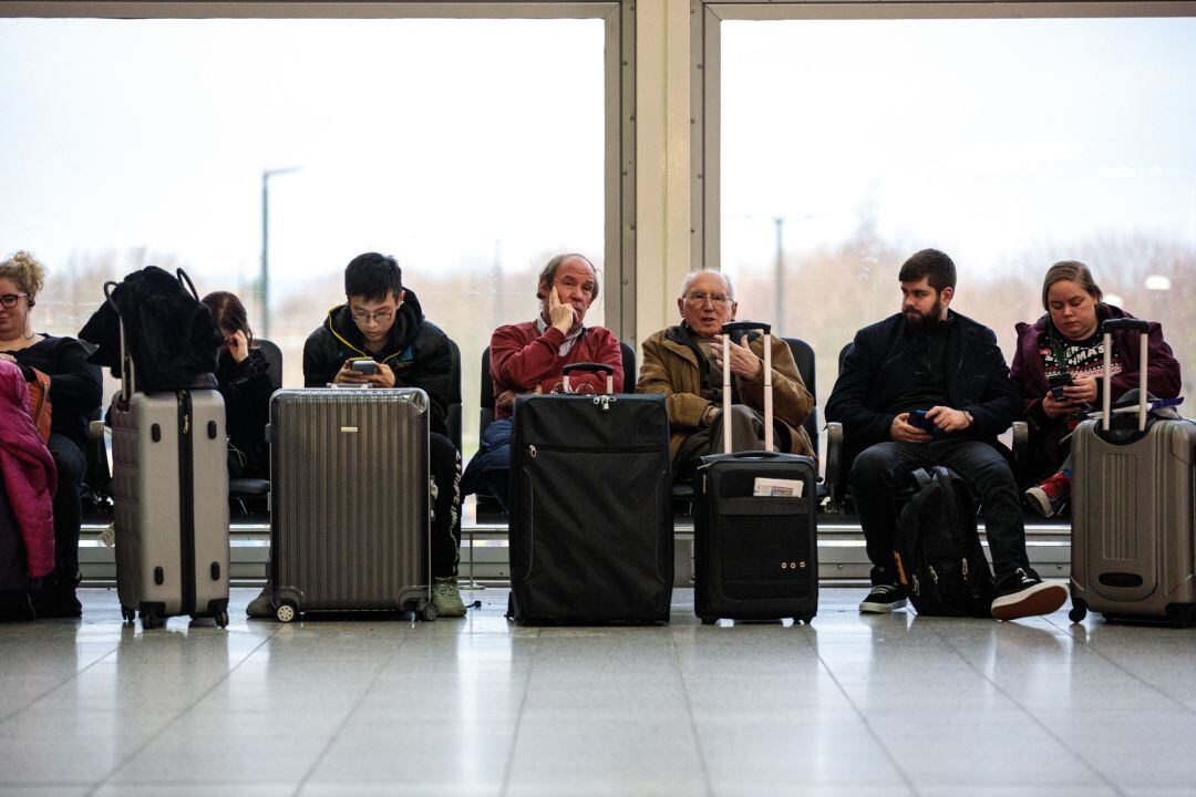 Pasajeros de una terminal del aeropuerto de Gatwick