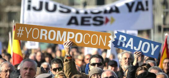 GRA119. MADRID, 24/01/2015.- La Asociación de Víctimas del Terrorismo (AVT) ha protestado hoy, en la madrileña plaza de Colón contra el Gobierno por sus incumplimientos electorales y por una política antiterrorista con la que se está otorgando a los etarr