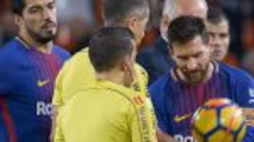 VÍDEO | El indignado gesto de Messi para explicar su gol fantasma