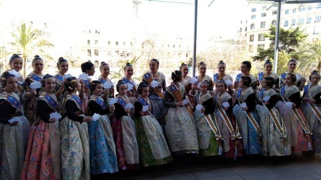 Las cortes de honor de las falleras mayores con los pececitos blancos en homenaje a Gabriel