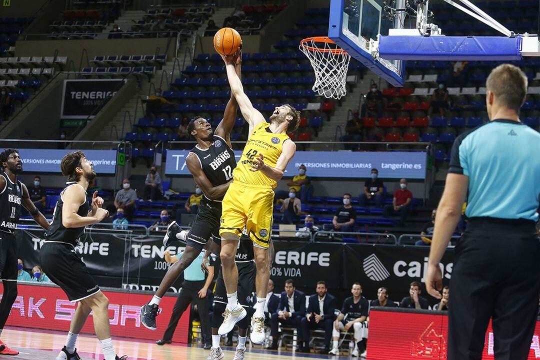 Doornekamp pugna por el balón ante la oposción de Ongwabe