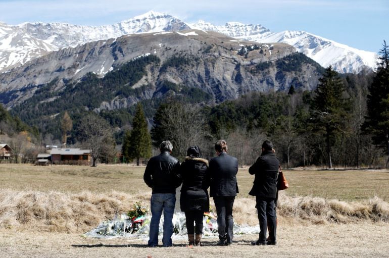 Foto de archivo de varios familiares de la tragedia del avión Germanwings mientras visitan el lugar conmemorativo en Le Vernet, en el sureste de Francia, el 27 de marzo de 2015