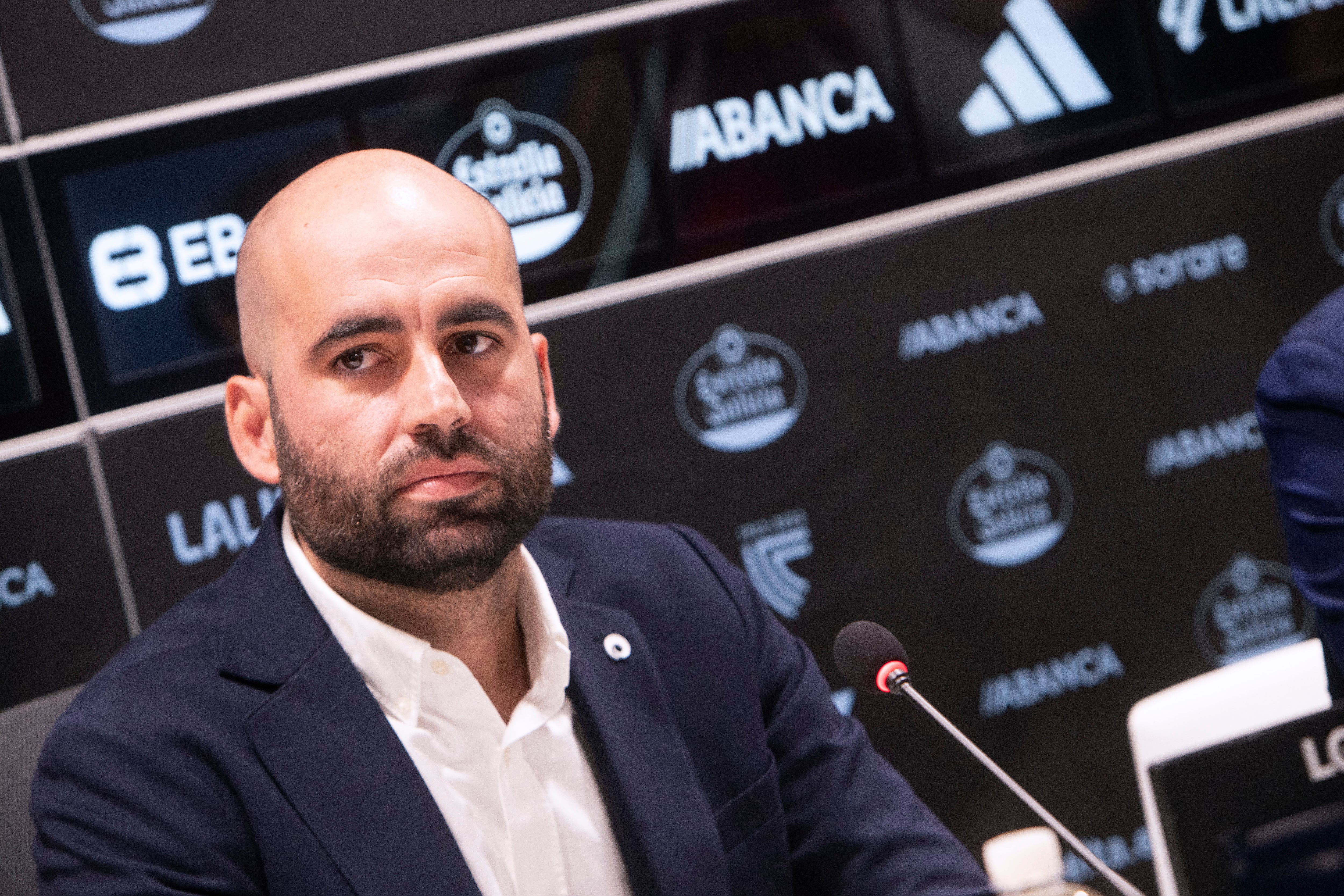 VIGO, 13/03/2024.- El nuevo entrenador Del Real Club Celta de Vigo Claudio Giraldez, durante el acto de su presentación en la que ha estado acompañado por el director técnico del club, Marco Garcés, este miércoles en Vigo. EFE/Salvador Sas
