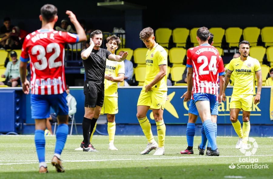 Guzmán Mansilla espera la confirmación del VAR del penalti señalado a favor del Villarreal B contra el Sporting.