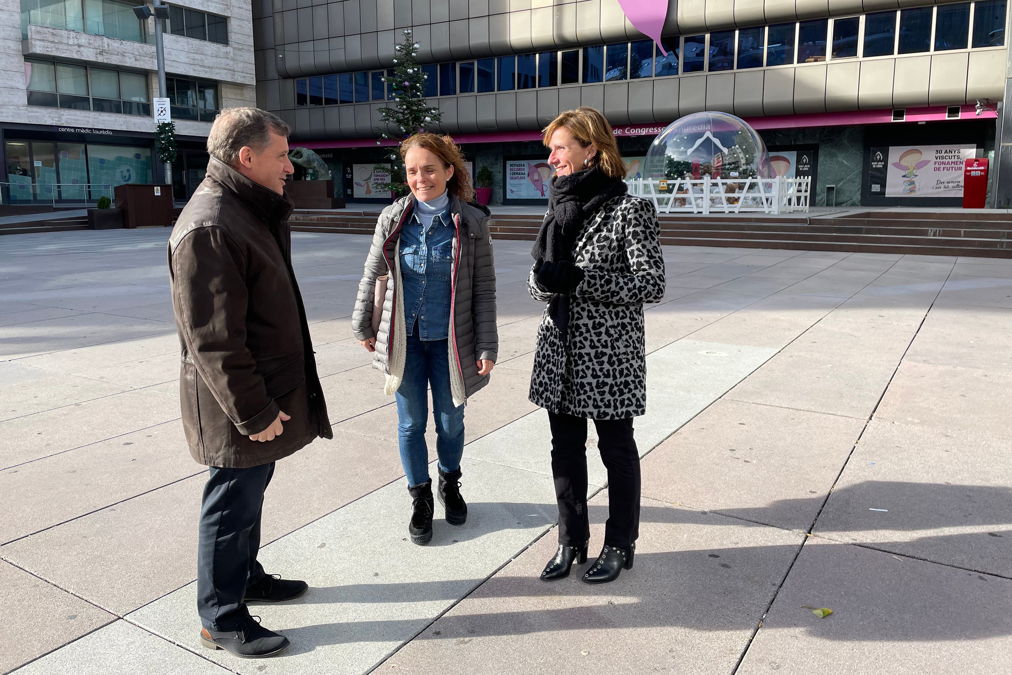 Els candidats d'UL + DA + Acció + I davant les instal·lacions del Centre cultural lauredià.
