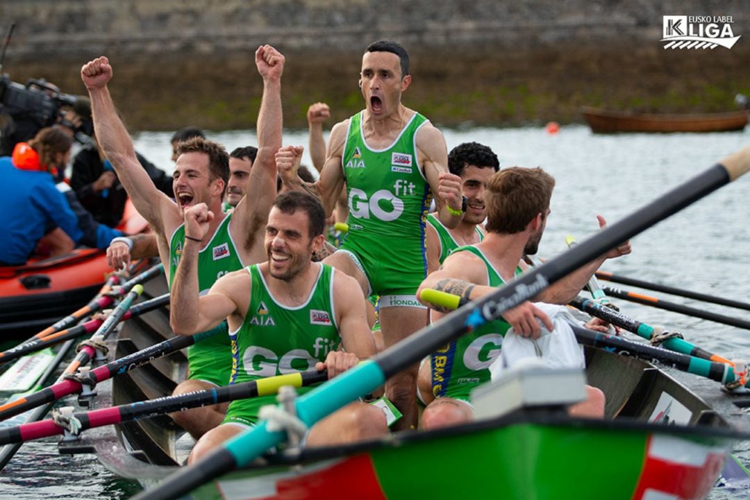 Los remeros de Hondarribia celebran su triunfo en Santander