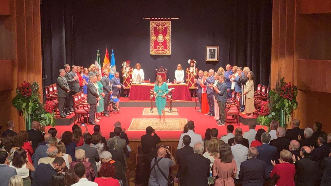 La alcaldesa de San Fernando, Patricia Cavada, recoge el bastón de mando