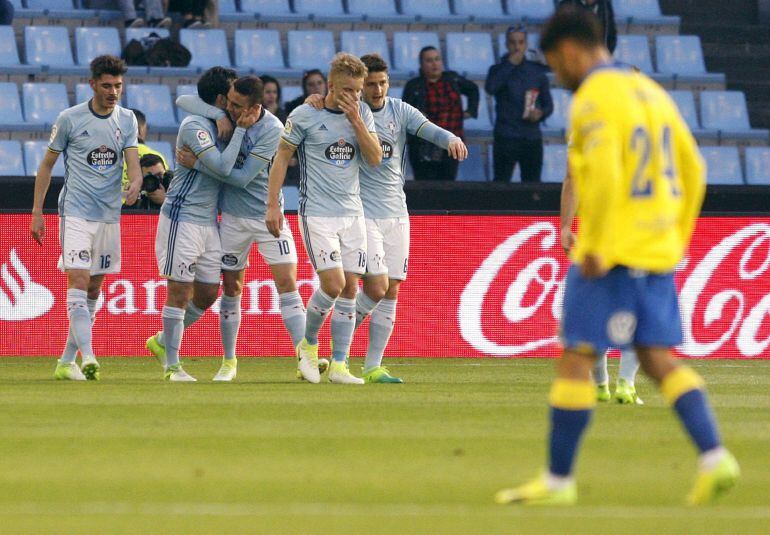 Los jugadores del Celta de Vigo celebran el gol de Rossi.