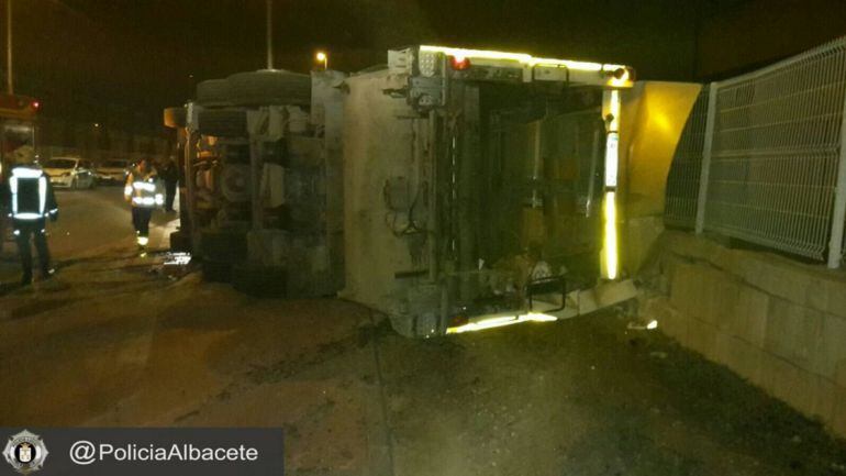 El camión volcó en Campollano mientras prestaba servicio en la madrugada del miércoles