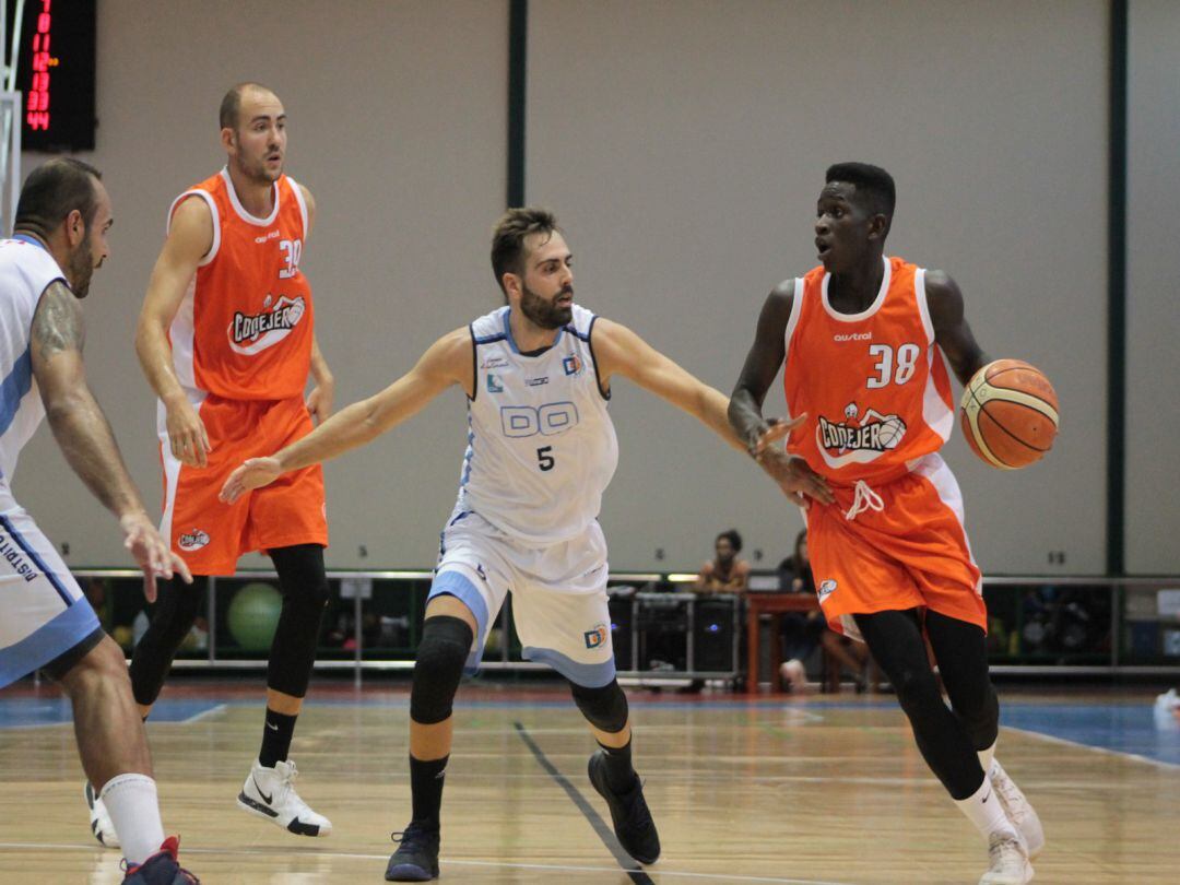 Elvis Pereira, con el dorsal 38, en un partido de la pasada temporada.