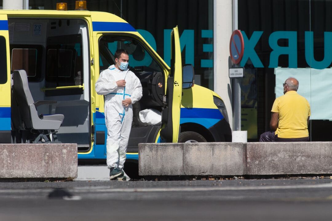 Un profesional sanitario baja de la ambulancia en la que viaja un paciente con Covid-19 que ha sido trasladado desde el Hospital de O Incio al Hospital de Lugo.