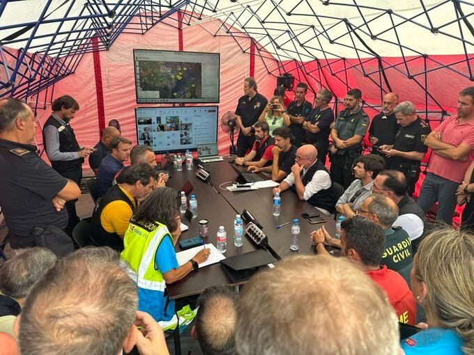 Reunión en el puesto de Mando Avanzado del incendio forestal de Tres Cantos