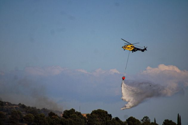 Imagen de uno de los helicópteros que sobrevolaron La Atalaya donde algunas viviendas cercanas fueron desalojadas