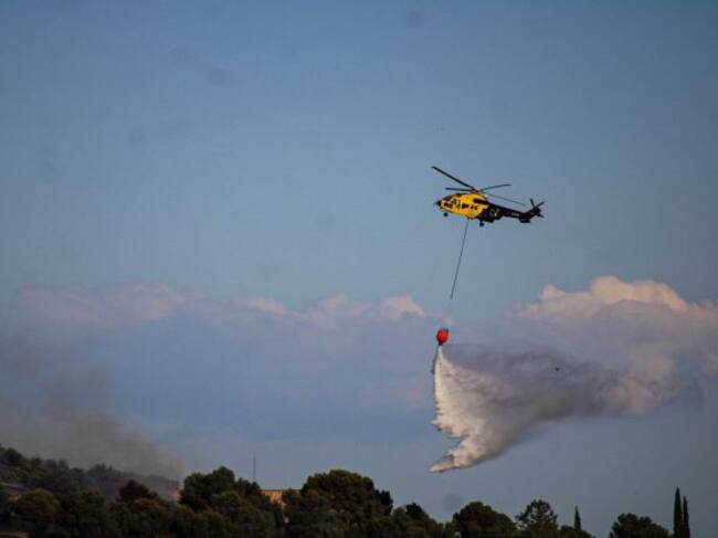 Imagen de uno de los helicópteros que sobrevolaron La Atalaya donde algunas viviendas cercanas fueron desalojadas
