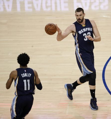 Marc Gasol asiste a Conley.