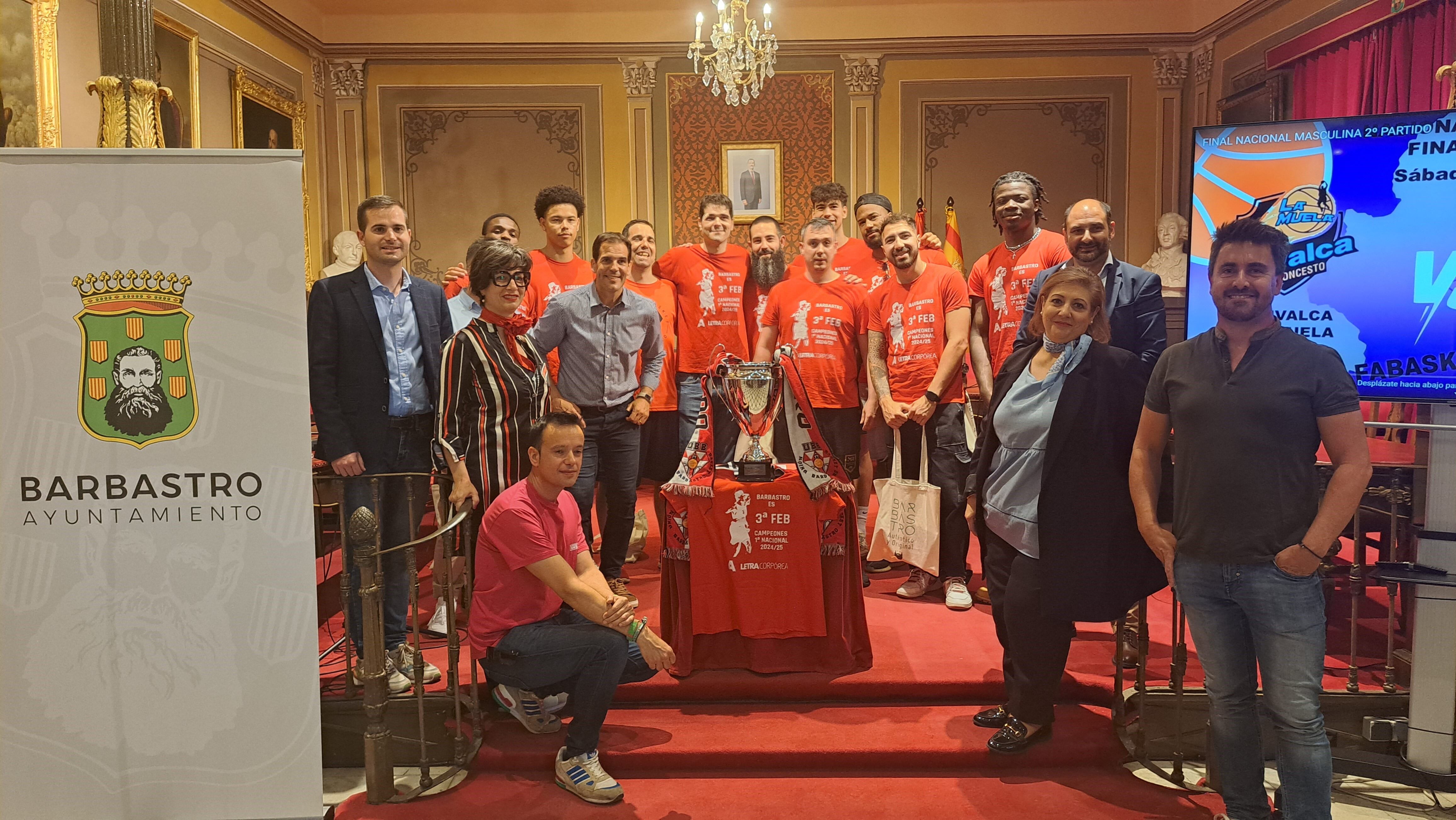 La corporación municipal con la plantilla de Letra Corpórea Unión Basket Barbastro