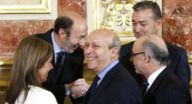 La ministra de Sanidad, Servicios Sociales e Igualdad, Ana Mato, conversa con el ministro de Educación, José Ignacio Wert, juntro al ministro de Hacienda y Administraciones Públicas, Cristóbal Montoro, el cual saluda al líder del PSOE, Alfredo Pérez Rubal