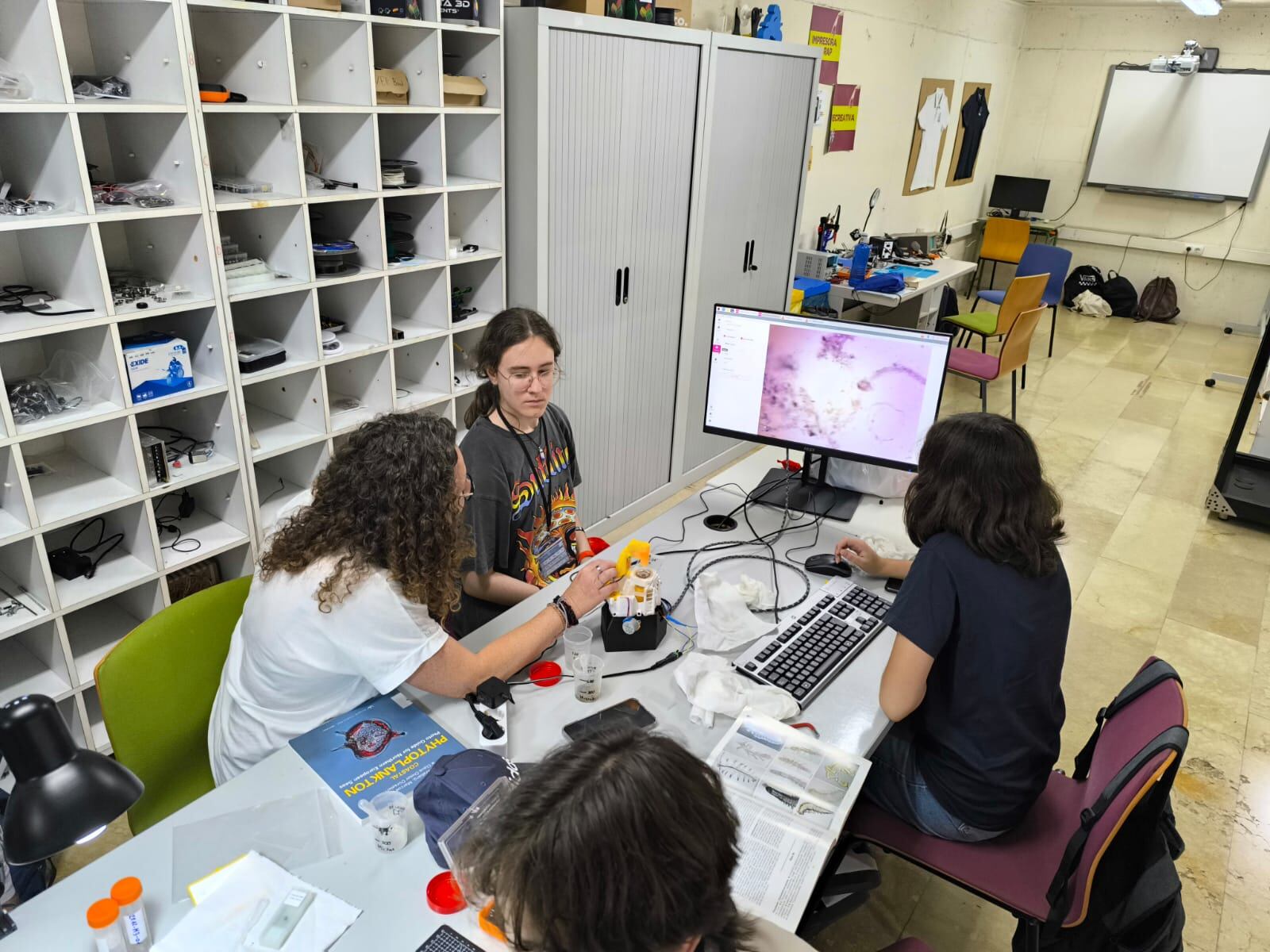 Recoger muestras en el puerto y fabricar un microscopio son algunas de las actividades del Campus Talentum que acaba este viernes en Cartagena