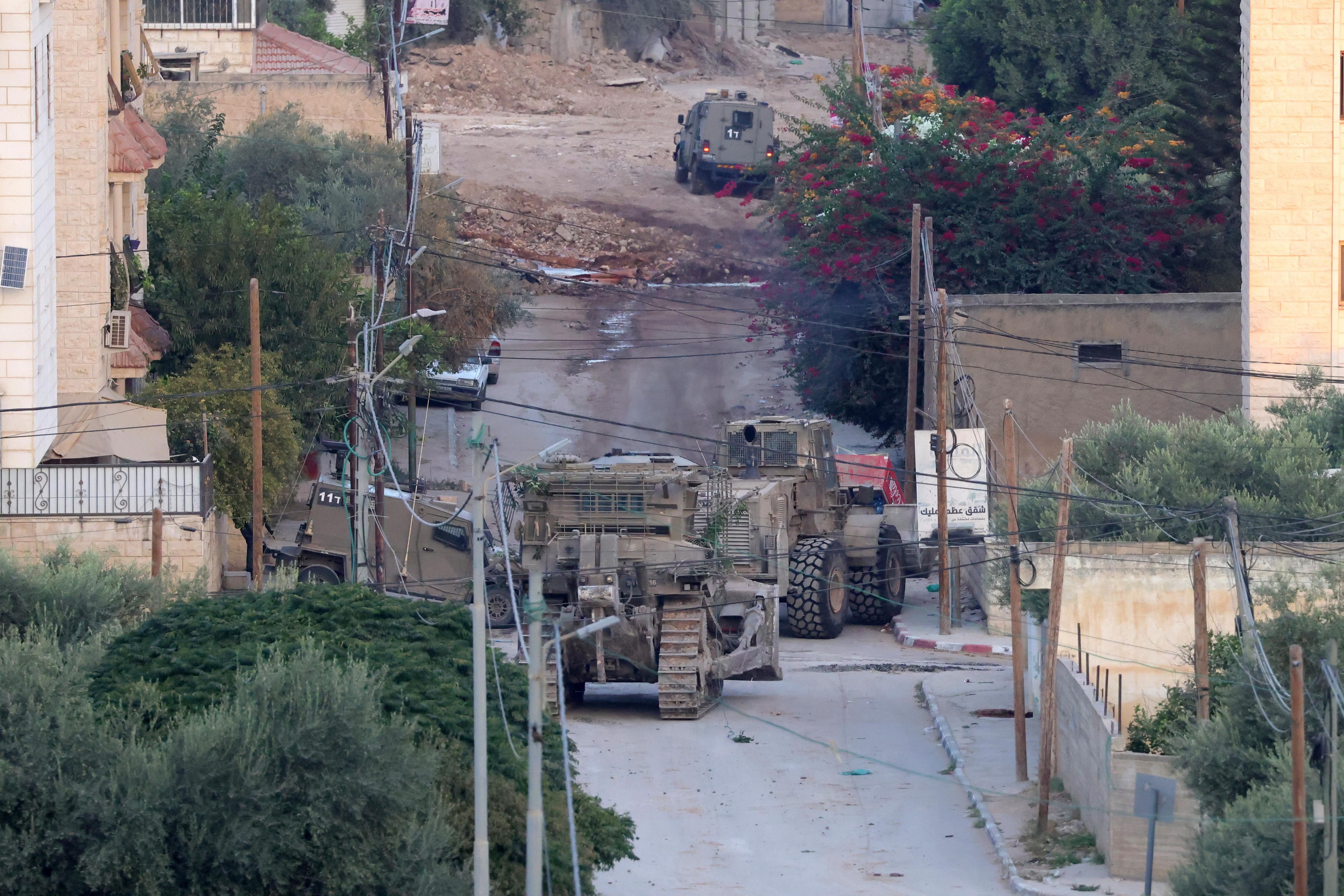 Las tropas israelíes se desplazan dentro del campo de refugiados de Jenin durante el cuarto día de su operación militar en la ciudad cisjordana de Jenin