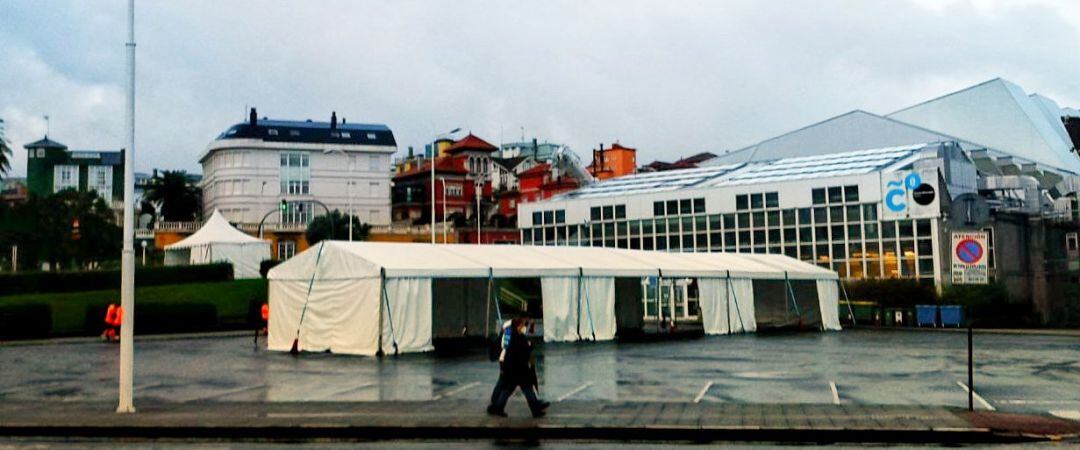 Carpa para el cribado masivo en la explanada de Riazor