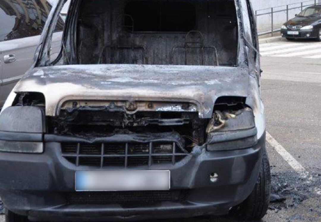 Imagen de uno de los vehículos incendiados