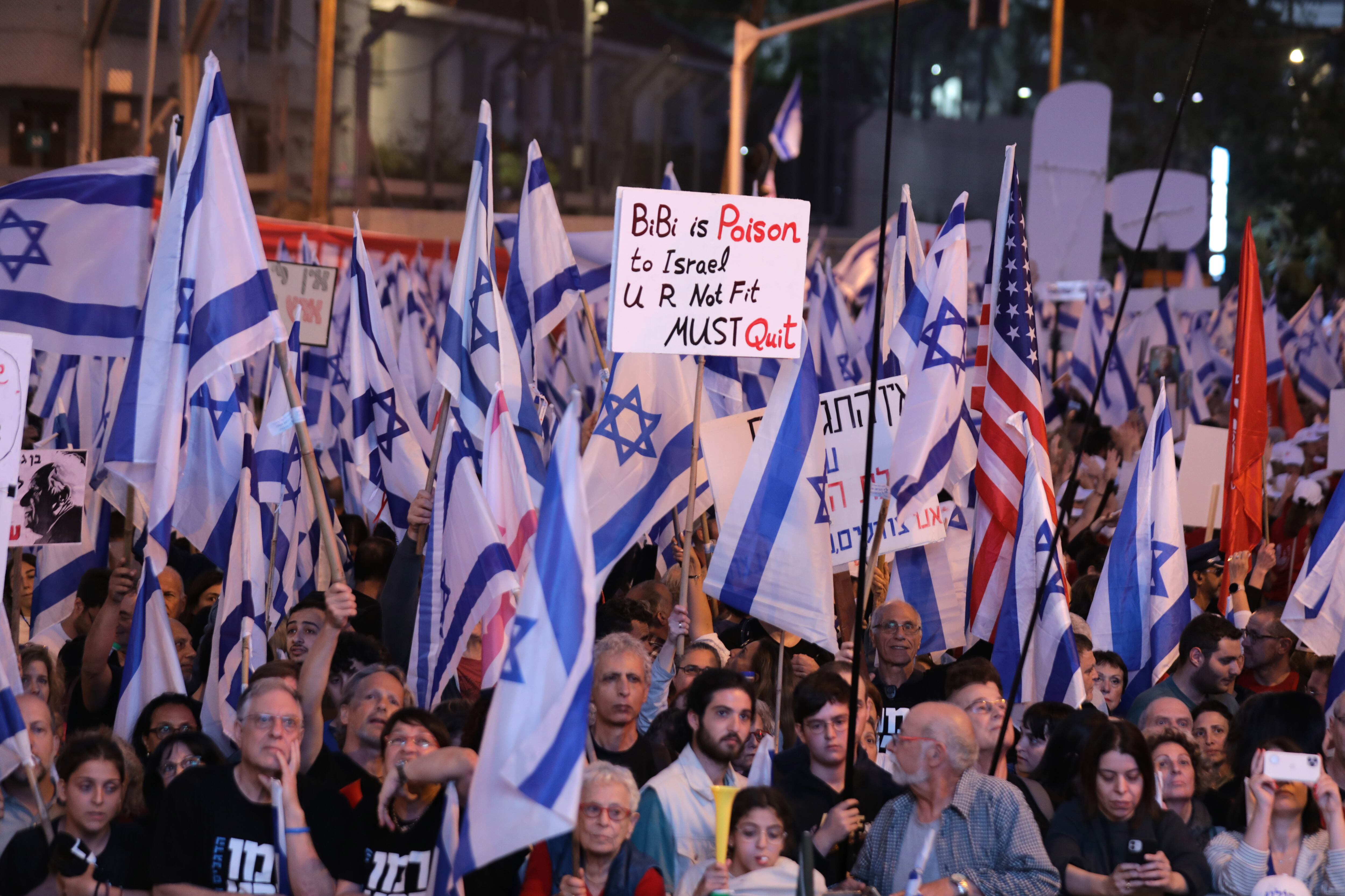 Tel Aviv (Israel), 15/04/2023.- People attend a protest against the justice system reform in Tel Aviv, Israel, 15 April 2023. Mass protests continue across the country against the government justice system reform plan. (Protestas) EFE/EPA/ABIR SULTAN
