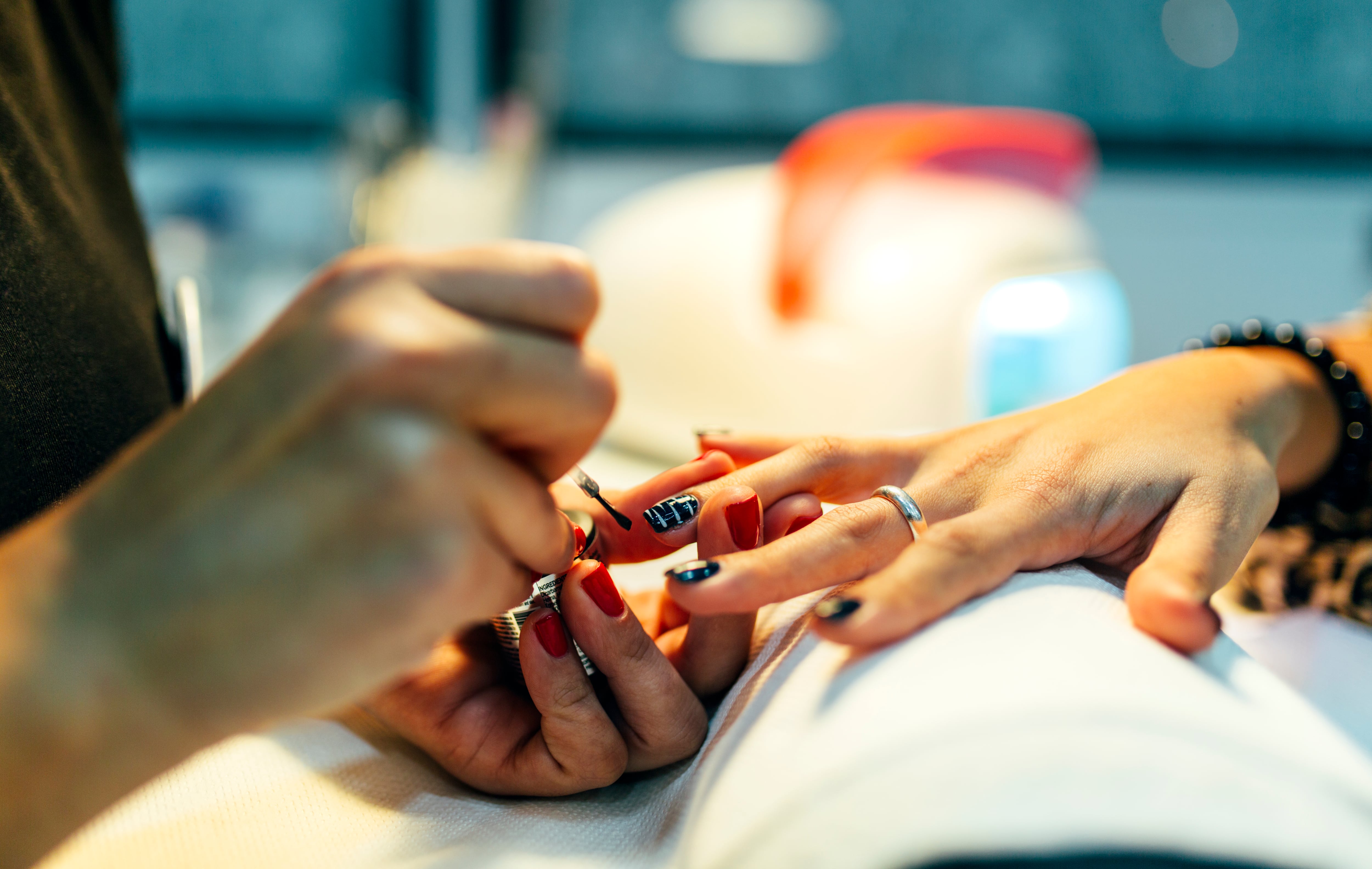 Mujer haciéndose la manicura en un salón de uñas