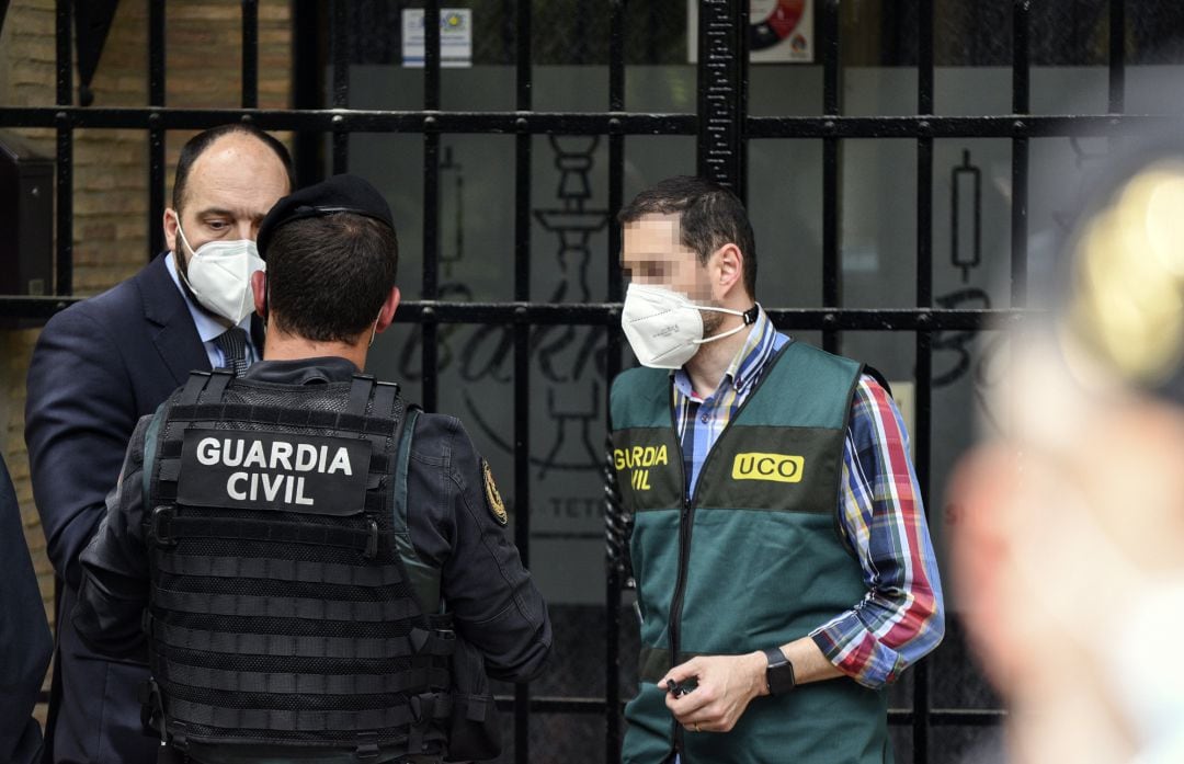 Un grupo de agentes de la Unidad Central Operativa de la Guardia Civil (UCO), durante un registro en el marco de la operación Azud