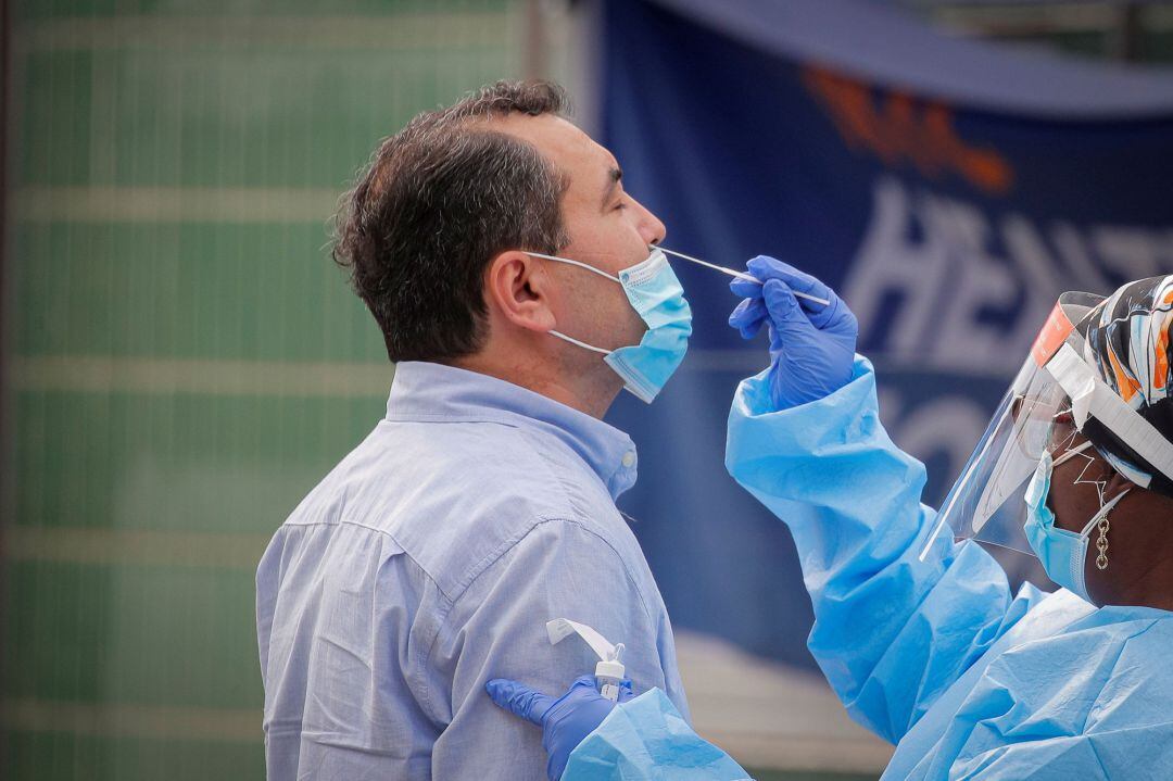 Un sanitario toma una muestra para realizar el test de coronavirus