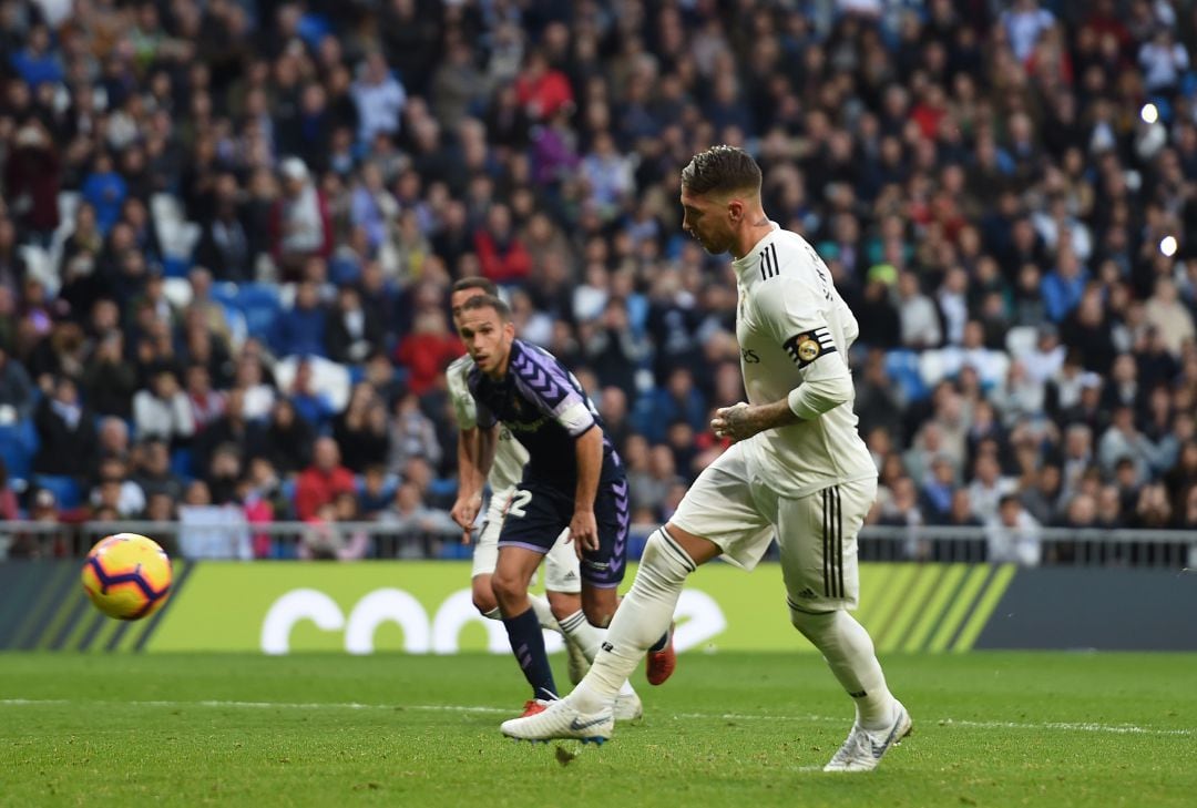 Sergio Ramos lanzando a panenka el penalti ante el Valladolid