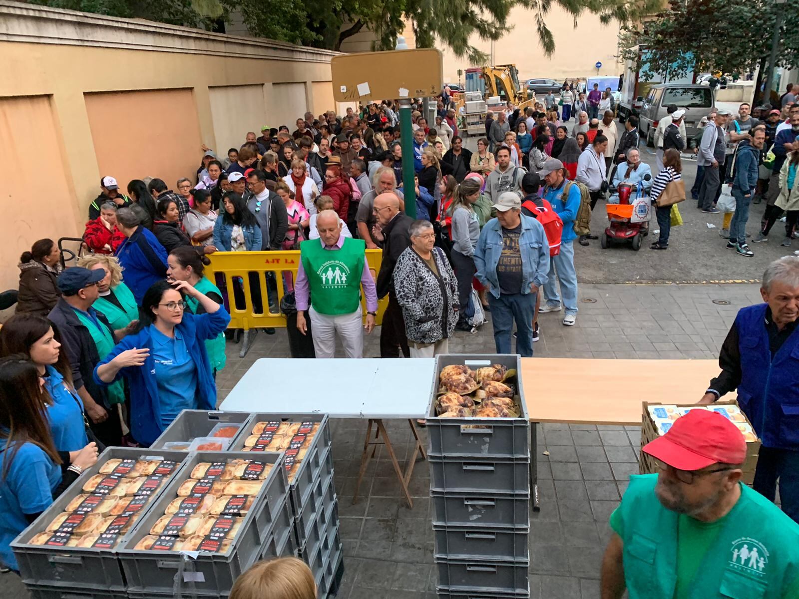 Un día de reparto en el Banco de Alimentos de Valencia